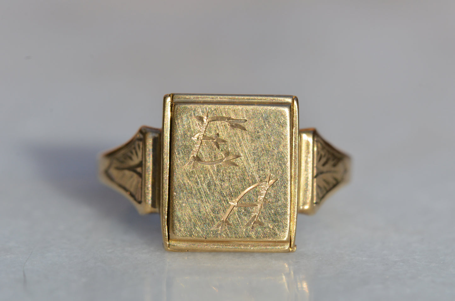 Sentimental Locket Signet Ring EA