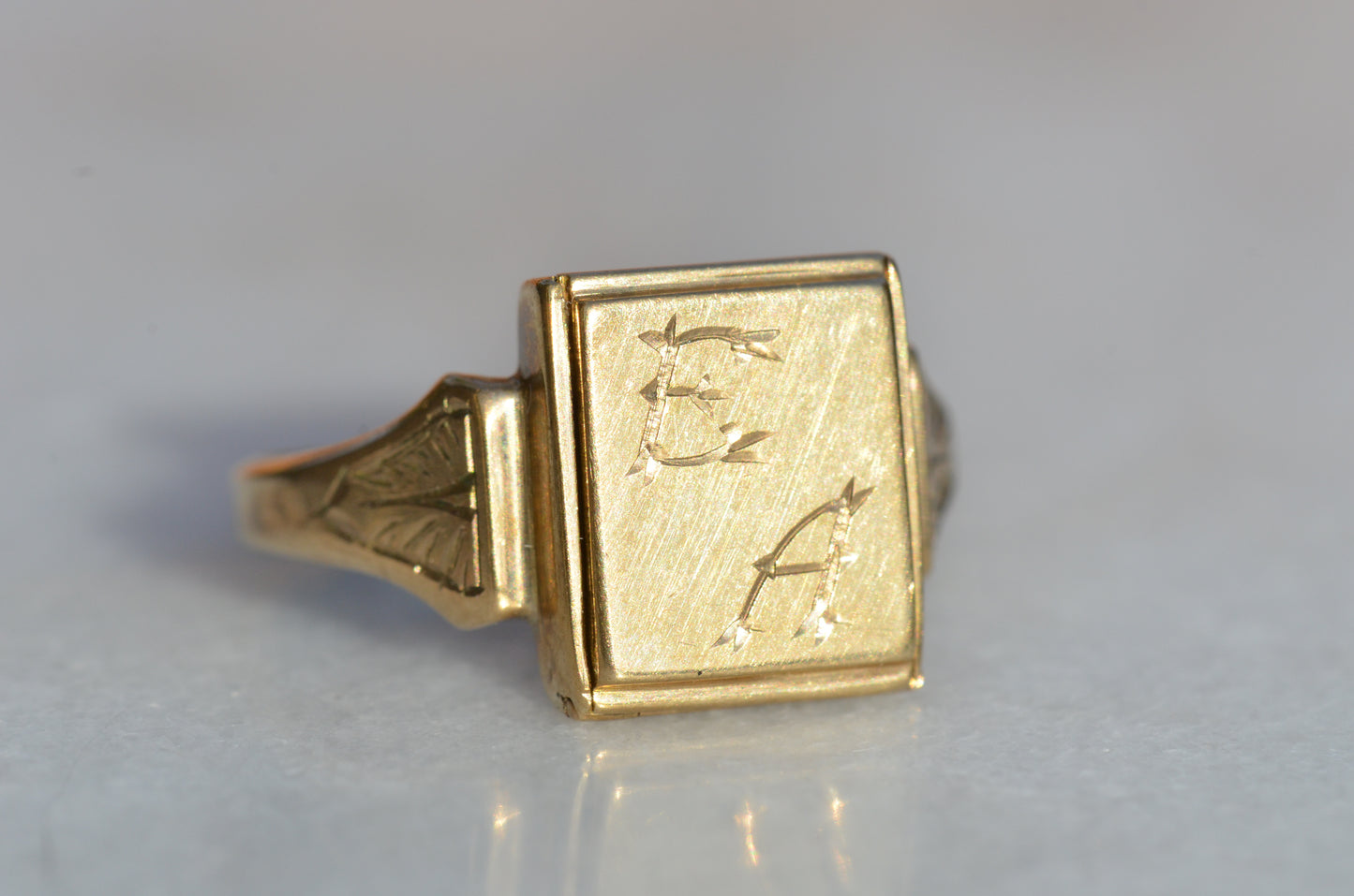 Sentimental Locket Signet Ring EA