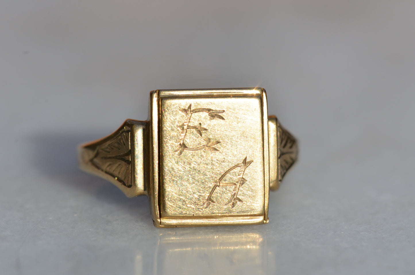 Sentimental Locket Signet Ring EA