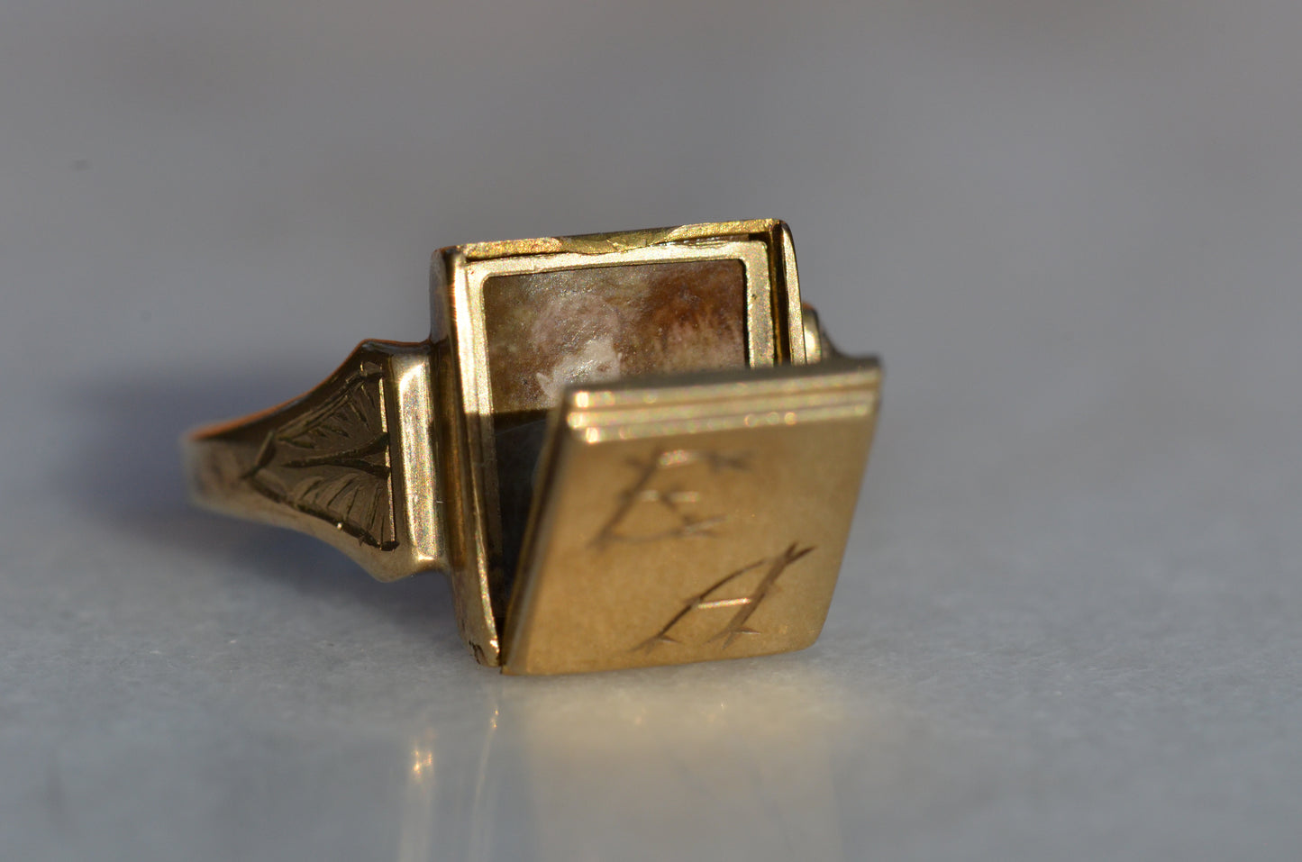 Sentimental Locket Signet Ring EA