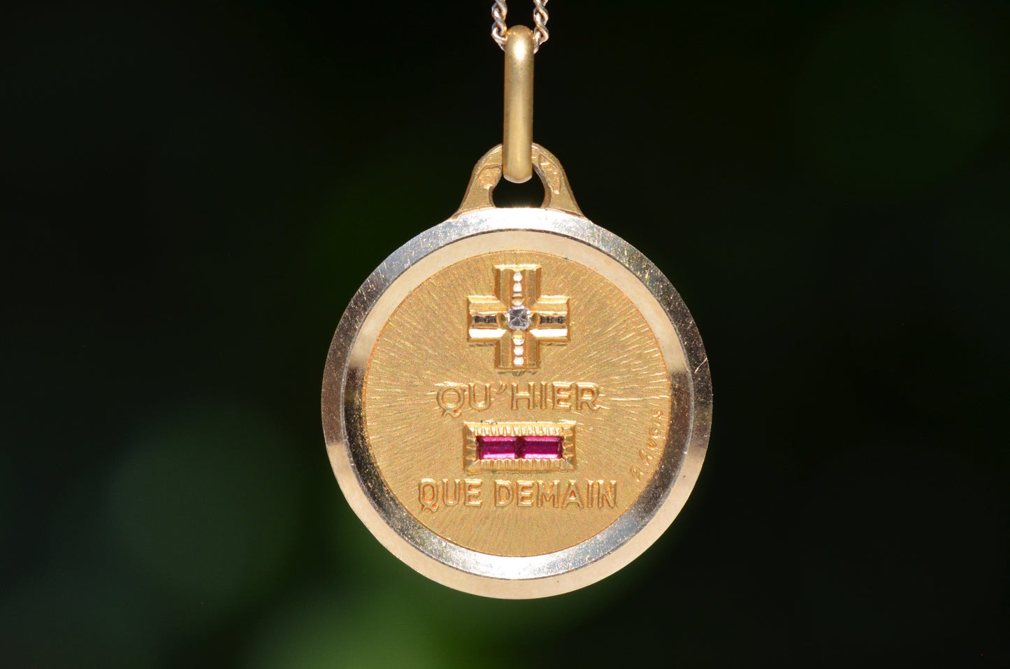 Sleek Vintage Médaille d'Amour Pendant