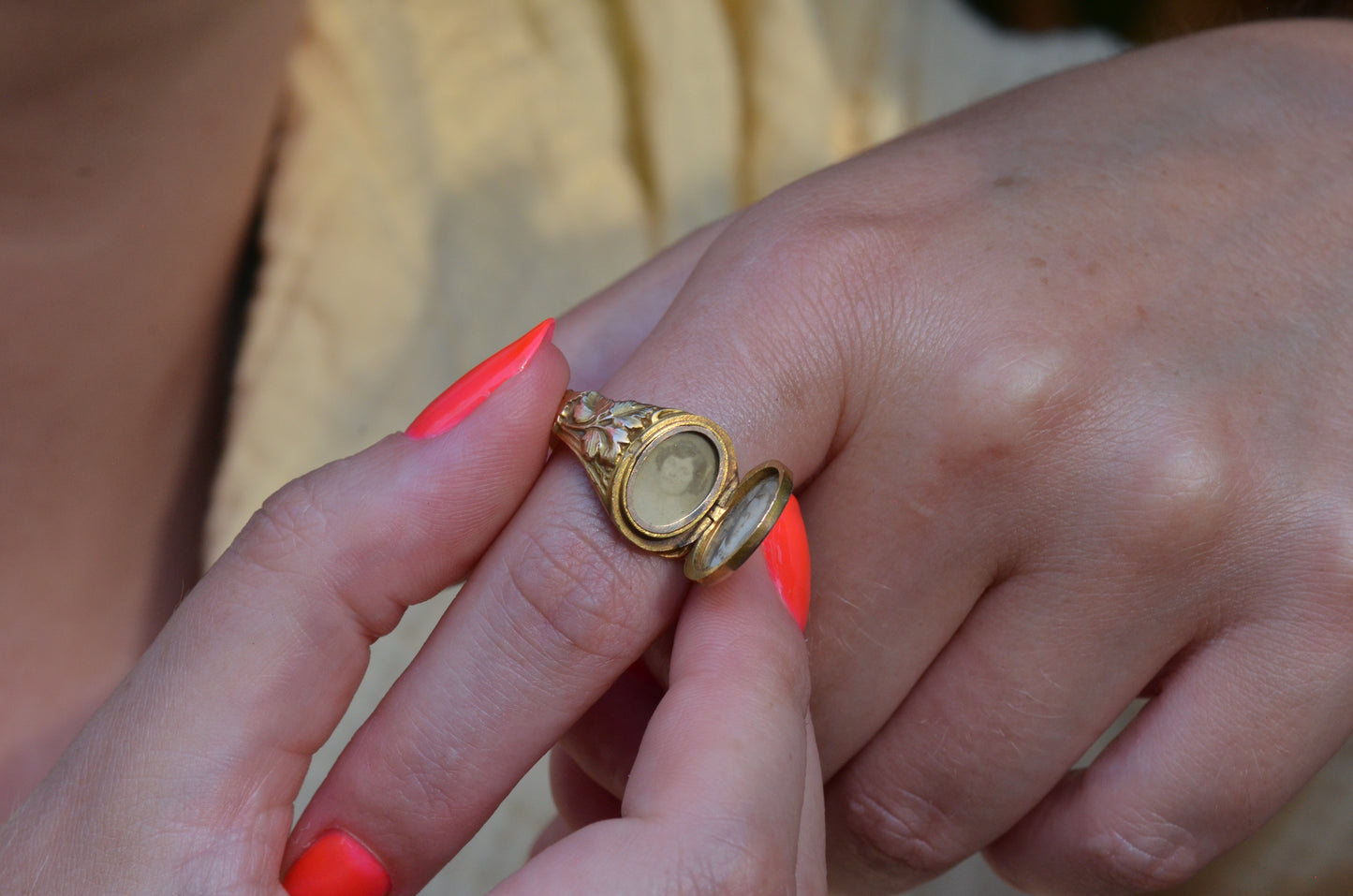 Heavy Antique Dual Portrait Locket Signet Ring MA