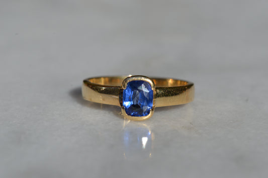 Velvety Vintage Sapphire Solitaire