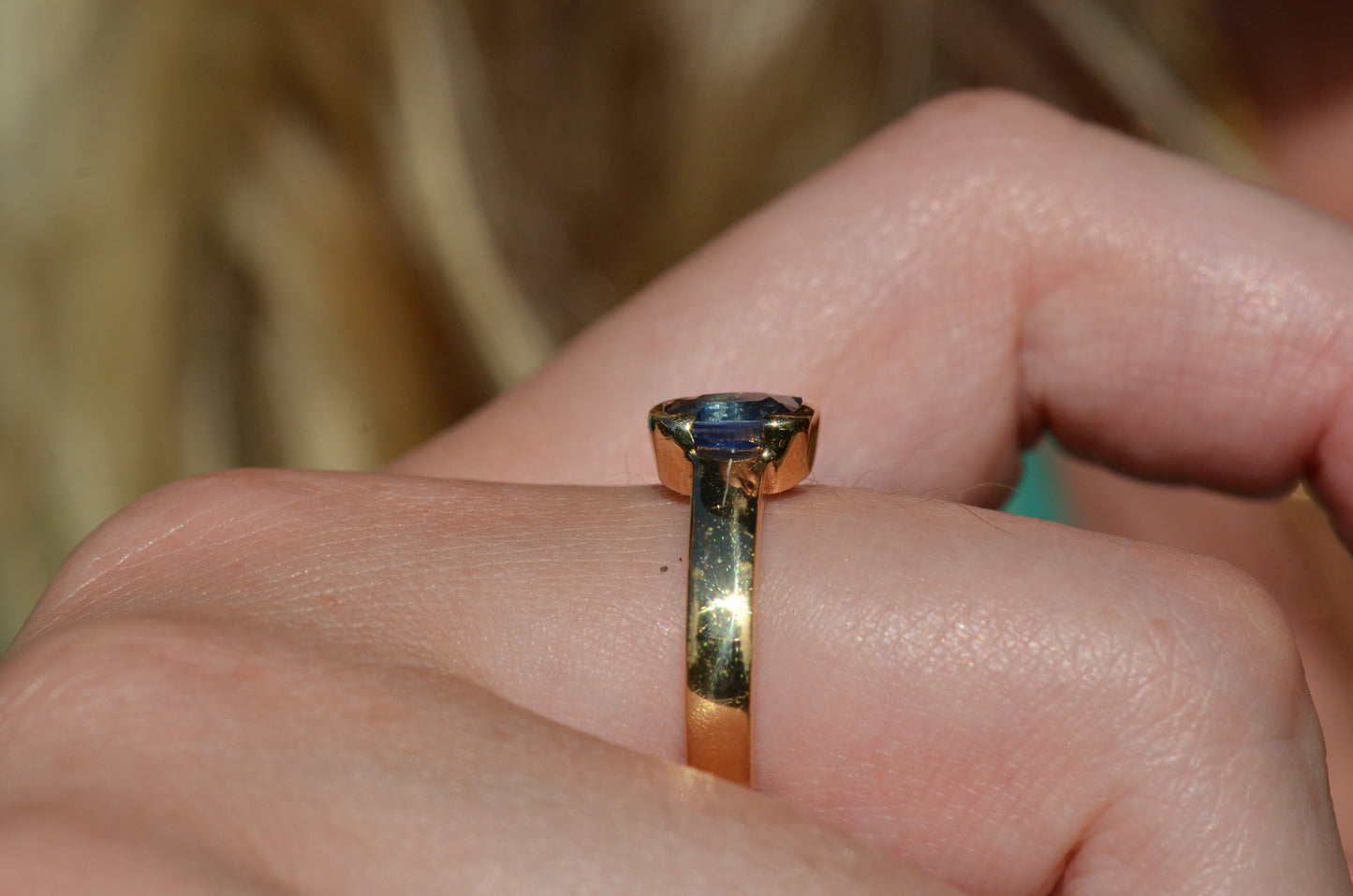 Velvety Vintage Sapphire Solitaire