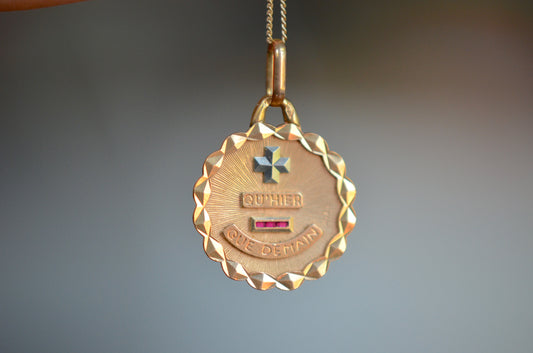 Delightful Vintage Scalloped + Qu'hier - Que Demain Pendant