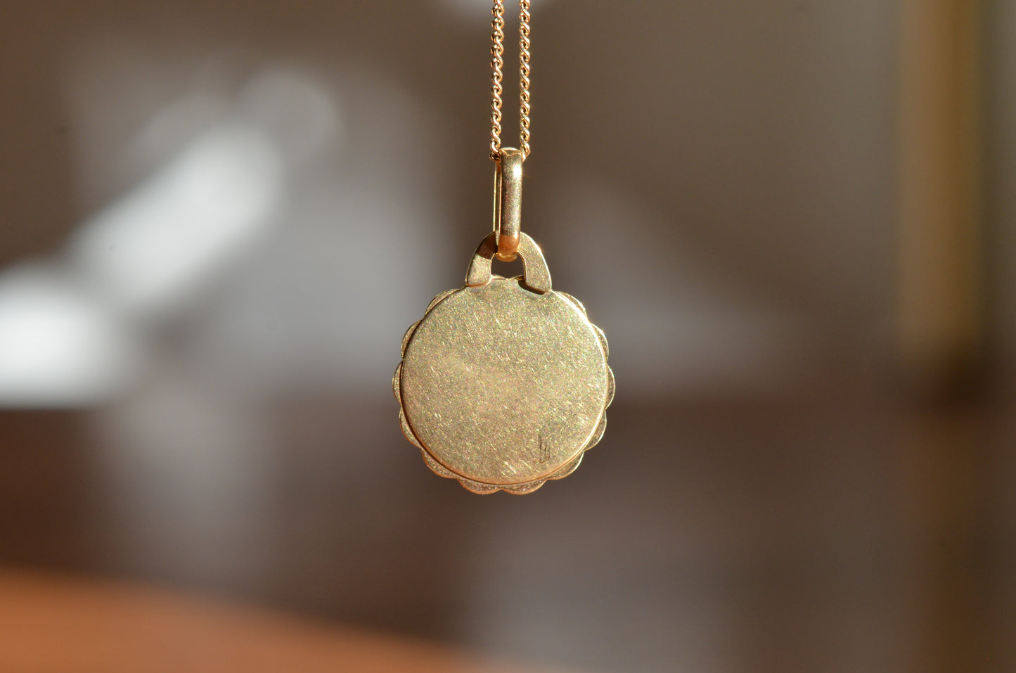Small Vintage Scalloped Médaille d'Amour