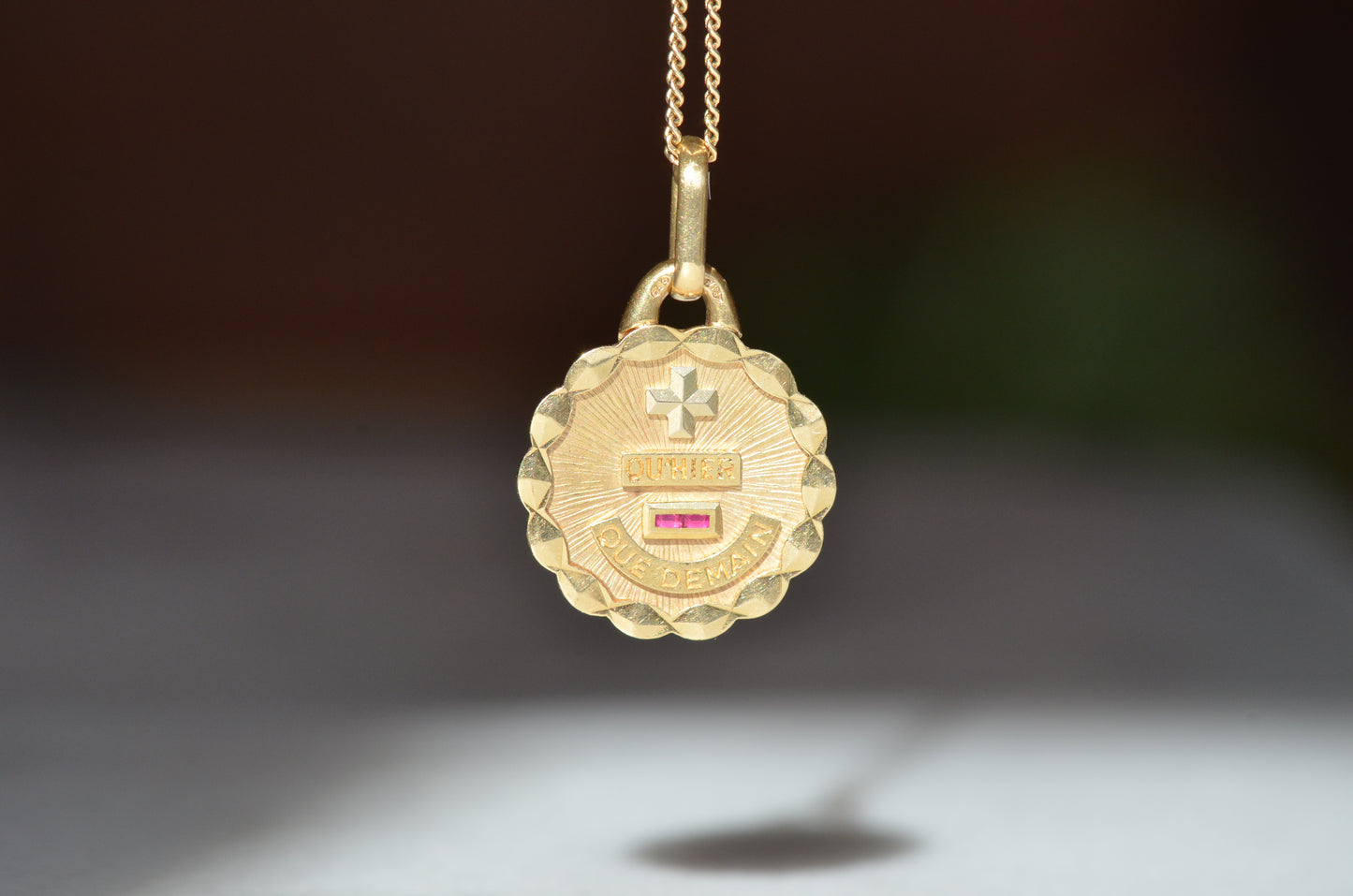 Small Vintage Scalloped Médaille d'Amour